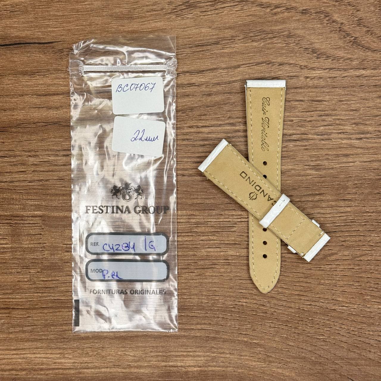 Ремешок для часов Candino, натуральная кожа, белый, 22 мм, для C4283, С4284 Кожаные ремешки - стильные, надёжные и долговечные, способные составить достойную пару часам со стальным корпусом или часам из титана. Аксессуары из кожи не рекомендуется использовать в воде. У нас присутствуют только высококачественные материалы и оригинальный товар от производителя