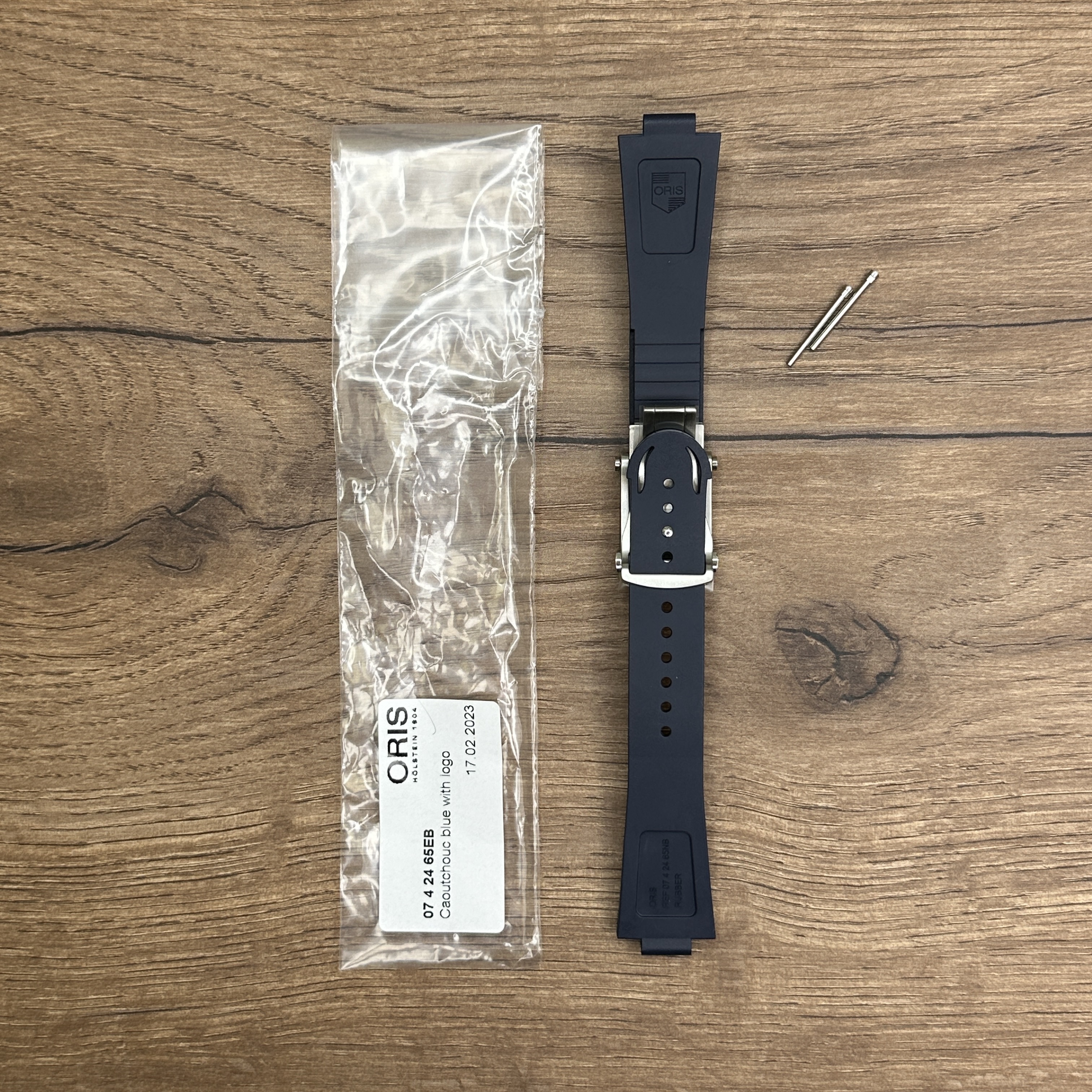 Ремешок для часов Oris из каучука, с застежкой из нержавеющей стали, длина 81/130 мм, ширина застежки 18 мм, окружность руки ок. 130–230 мм Каучуковые ремешки идеально подходят для активного образа жизни. Они легче и теплее металлических браслетов, а ощущаются на руке как вторая кожа. Большое преимущество каучука в том, что он не боится воды. У нас присутствуют только высококачественные материалы и оригинальный товар от производителя.