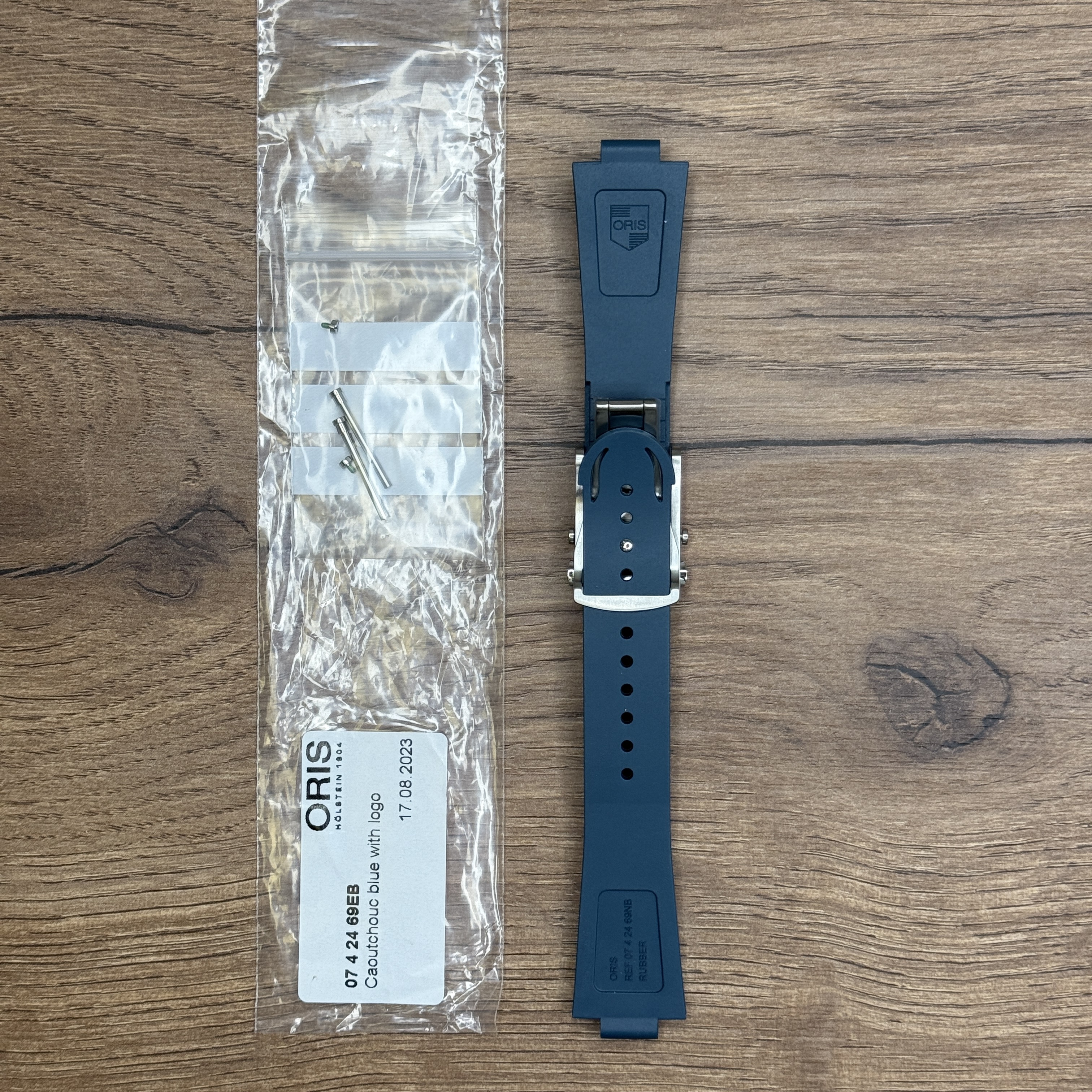 Ремешок для часов Oris из каучука, синий, со стальной клипсой Каучуковые ремешки идеально подходят для активного образа жизни. Они легче и теплее металлических браслетов, а ощущаются на руке как вторая кожа. Большое преимущество каучука в том, что он не боится воды. У нас присутствуют только высококачественные материалы и оригинальный товар от производителя.