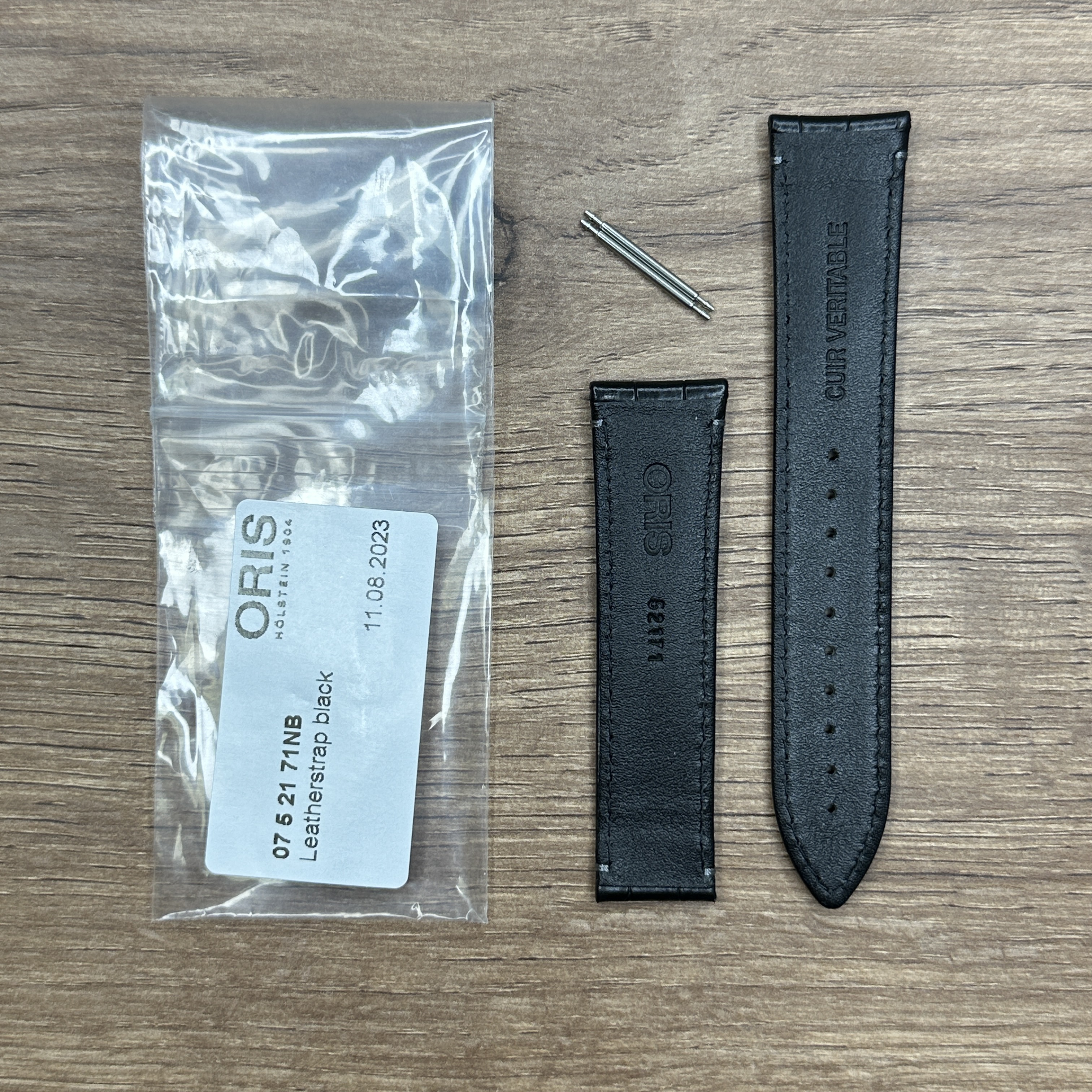 Ремешок для часов Oris из кожи теленка, черный, без застежки Кожаные ремешки - стильные, надёжные и долговечные, способные составить достойную пару часам со стальным корпусом или часам из титана. Аксессуары из кожи не рекомендуется использовать в воде. У нас присутствуют только высококачественные материалы и оригинальный товар от производителя.