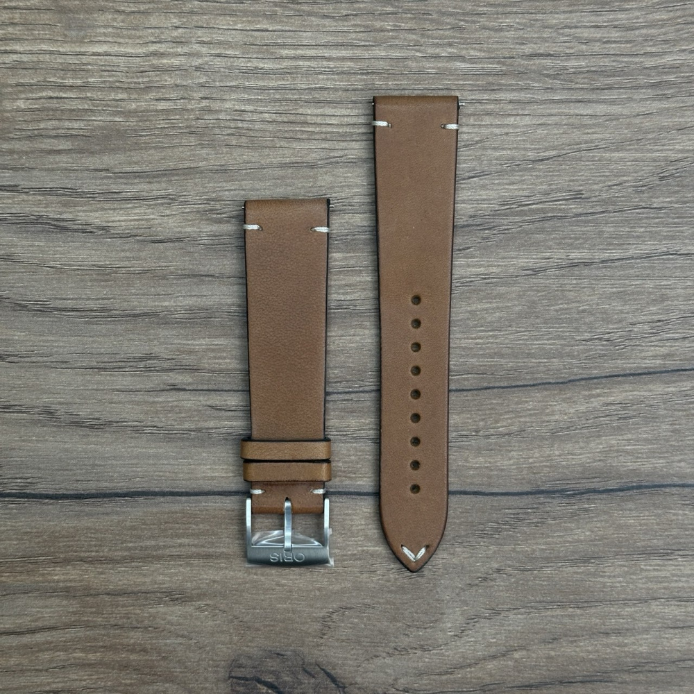 Ремешок для часов Oris из натуральной кожи, коричневый, с застежкой из нержавеющей стали Кожаные ремешки - стильные, надёжные и долговечные, способные составить достойную пару часам со стальным корпусом или часам из титана. Аксессуары из кожи не рекомендуется использовать в воде. У нас присутствуют только высококачественные материалы и оригинальный товар от производителя.