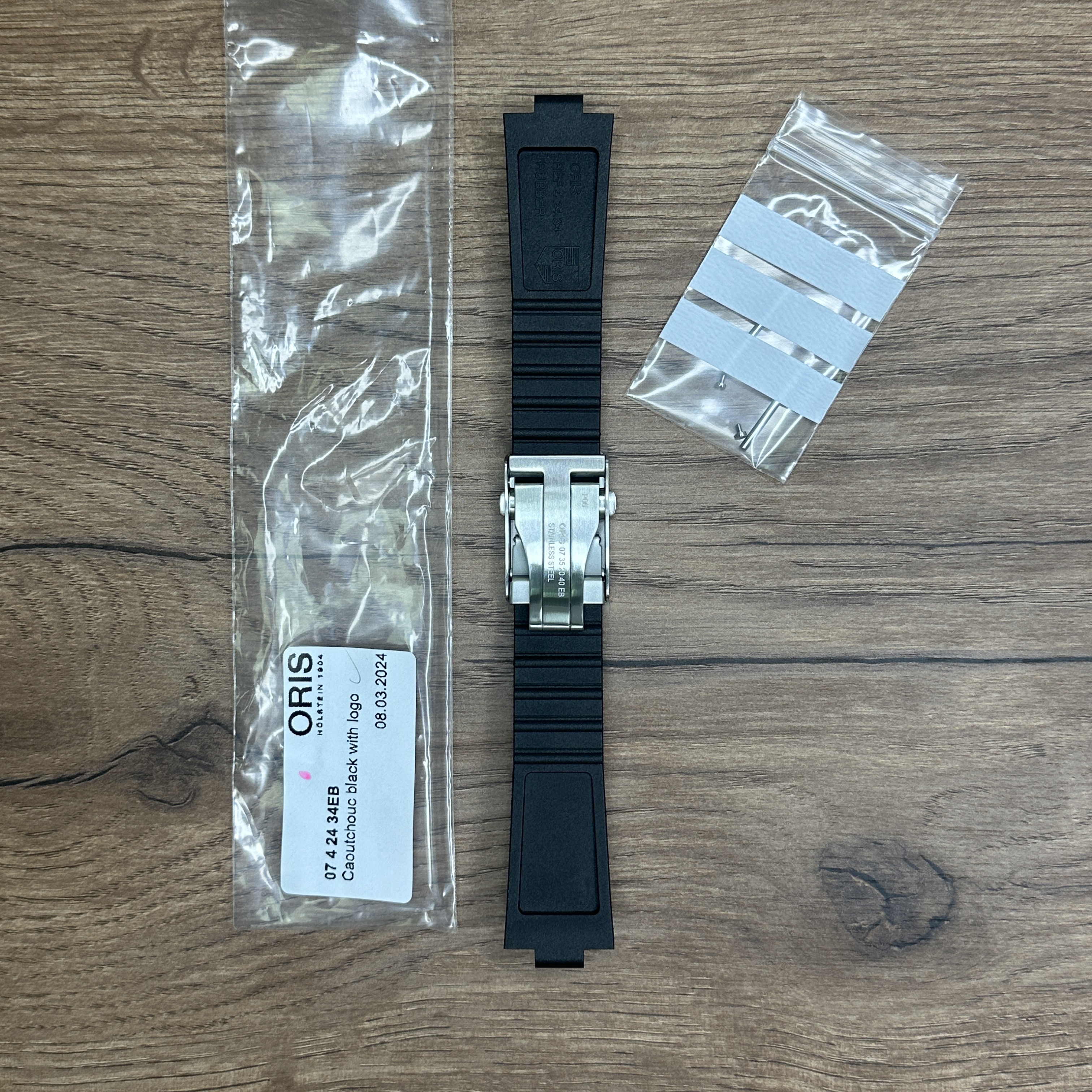 Ремешок для часов Oris из каучука, черный, с клипсой Каучуковые ремешки идеально подходят для активного образа жизни. Они легче и теплее металлических браслетов, а ощущаются на руке как вторая кожа. Большое преимущество каучука в том, что он не боится воды. У нас присутствуют только высококачественные материалы и оригинальный товар от производителя.
