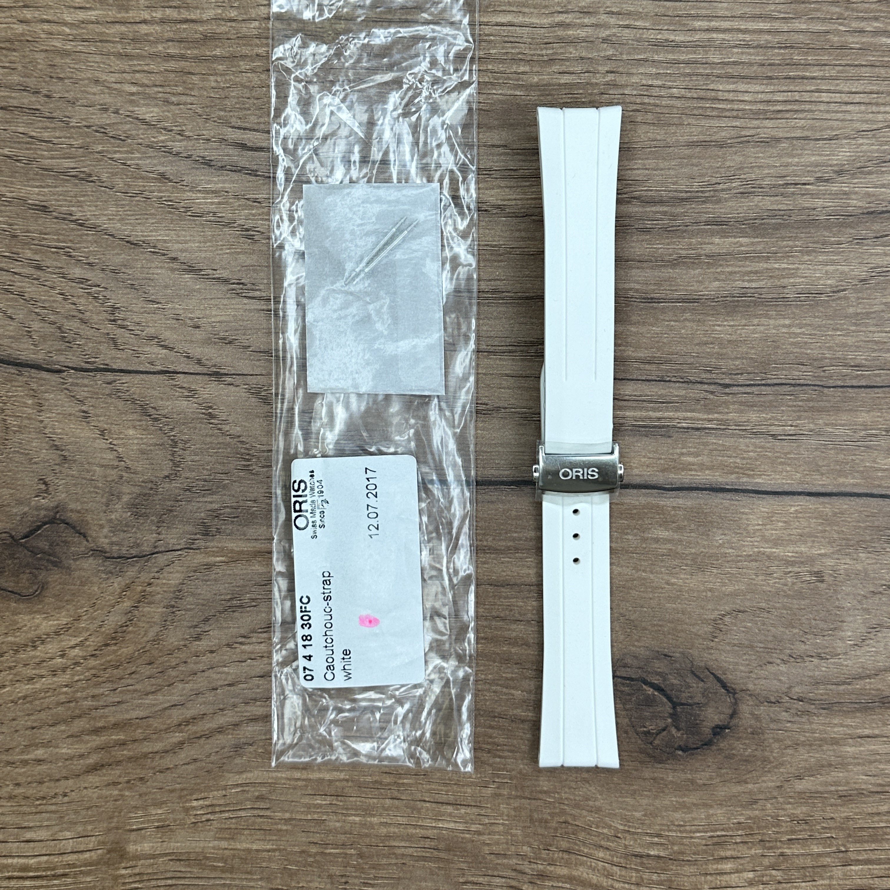 Ремешок для часов Oris из каучука, белый, с застежкой Каучуковые ремешки идеально подходят для активного образа жизни. Они легче и теплее металлических браслетов, а ощущаются на руке как вторая кожа. Большое преимущество каучука в том, что он не боится воды. 
У нас присутствуют только высококачественные материалы и оригинальный товар от производителя. 
