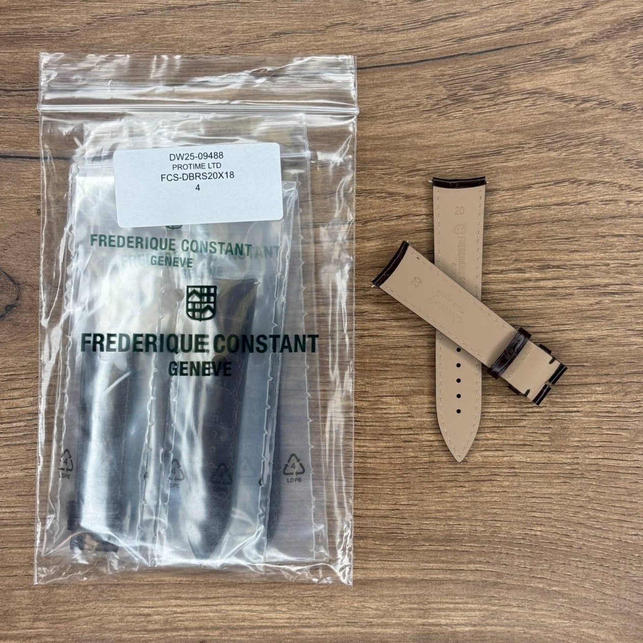 Ремешок для часов Frederique Constant из кожи теленка, коричневый, 20х18 Кожаные ремешки - стильные, надёжные и долговечные, способные составить достойную пару часам со стальным корпусом или часам из титана. Аксессуары из кожи не рекомендуется использовать в воде. У нас присутствуют только высококачественные материалы и оригинальный товар от производителя.